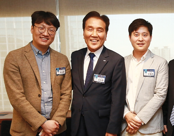 ▲ 활짝 웃으며 기념사진을 찍고 있는 양태영 한국 P2P금융협회장, 김지완 BNK금융지주 회장, 신원근 카카오페이 부사장 (왼쪽부터).