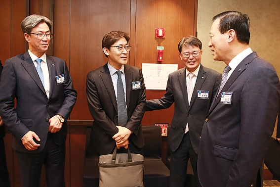 ▲ 김도진 IBK기업은행장 이야기를 경청하는 윤면식 한국은행 부총재, 권대영 금융위원회 금융혁신기획단장, 이동빈 sh수협은행장(오른쪽부터).