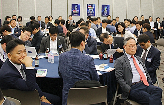 ▲ 21일 열린 2019한국금융미래포럼에 많은 참가자들이 경청하고 있다. 사진 = 장호성 기자