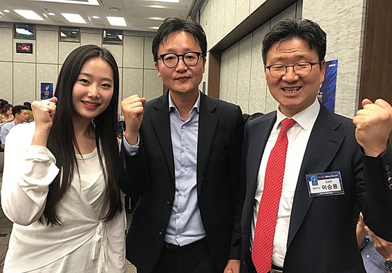 ▲ 한국금융미래포럼에 참석한 이승룡 프로핏 대표(사진 맨 오른쪽)와 임직원들