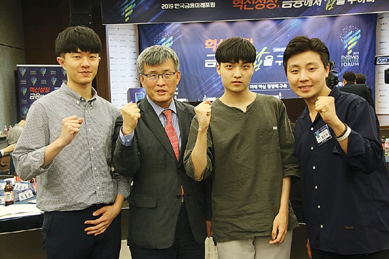 ▲ 김종회 가천대학교 교수와 학생들의 모습.