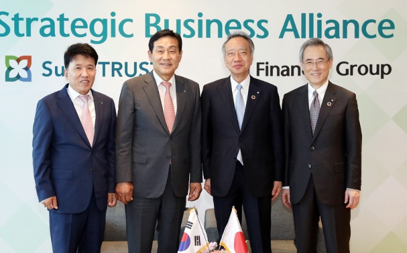 하나금융그룹은 일본 미쓰이스미토모 신탁그룹(스미트러스트)과 지난 24일 인천 청라에 위치한 하나글로벌캠퍼스에서 확대 협약식을 갖고 글로벌, 디지털, 자산관리, 신탁, 인재교류, 신규 사업 발굴 협력 등 6개 부문에서 상호협력을 강화하기로 합의 후 기념촬영을 하고 있다. 사진 왼쪽부터 함영주 하나금융그룹 부회장, 김정태 하나금융그룹 회장, 츠네카게 히토시 스미트러스트 회장, 오쿠보 테츠오 스미트러스트 사장. / 사진= 하나금융지주