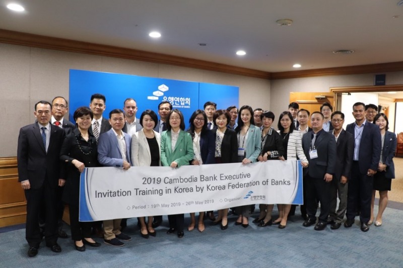 은행연합회는 캄보디아·우즈베키스탄 은행 임직원 29명을 한국으로 초청하여 한국 은행산업, 핀테크 등을 주제로 연수를 실시하였다. 기념 촬영 모습. / 사진= 은행연합회