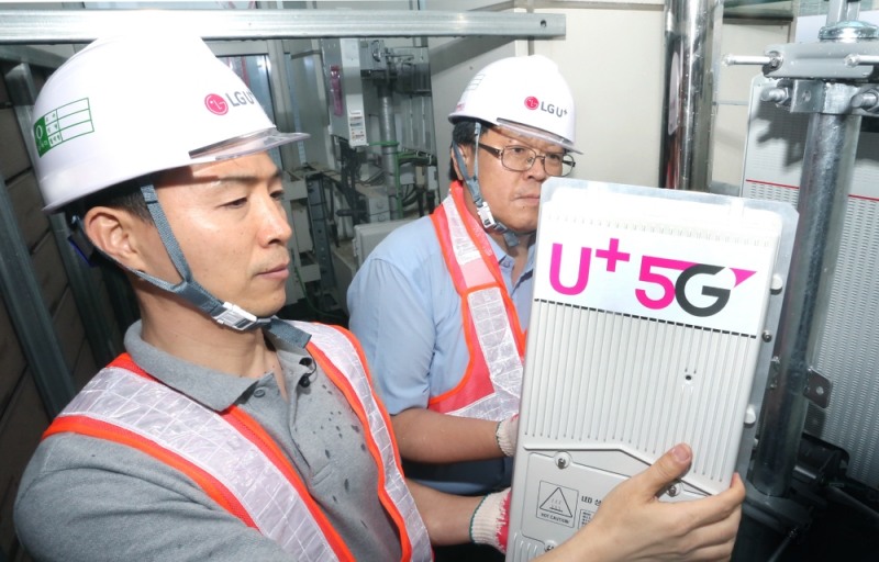 △LG유플러스 직원들이 5G 기지국 장비와 정류기를 설치하고 있다/사진=LG유플러스 