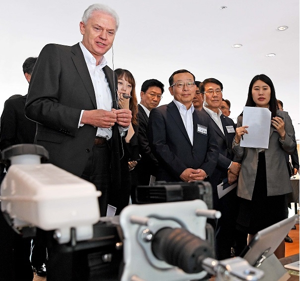 알버트 비어만 현대·기아차 연구개발본부장 사장이 협력사 전시품을 둘러보고 있다. (사진=현대기아차)