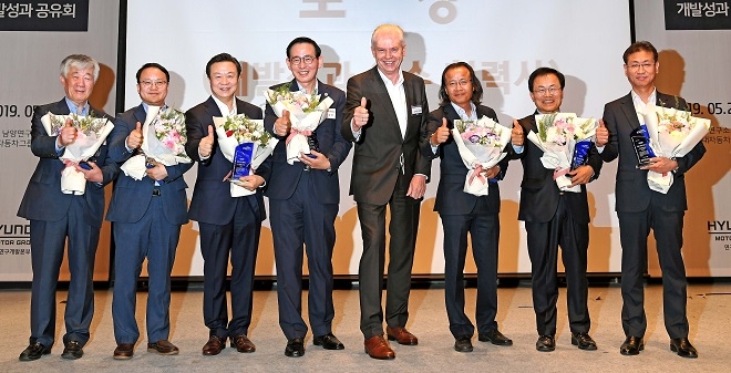 (왼쪽부터) 두원공조 성기천 사장, 대승 김장송 사장, 경신 황정렬 사장, 코오롱인더스트리 이상목 상무, 만도 최성호 부사장, 대동도어 임계택 사장, LG전자 임종락 전무. (사진=현대기아차)