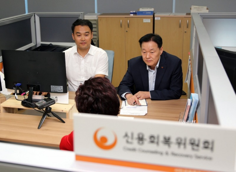 이계문 신용회복위원장이 부산 서민금융통합지원센터를 방문해 1:1 서민금융 맞춤 상담을 진행하고 있다./사진=신용회복위원회