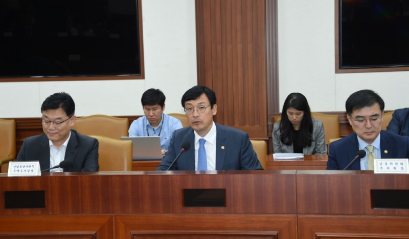 이호승 기획재정부 차관(가운데)이 5월 28일 광화문 정부서울청사에서 열린 '제2차 혁신성장 정책금융협의회'를 주재하고 모두발언을 하고 있다. / 사진= 기획재정부