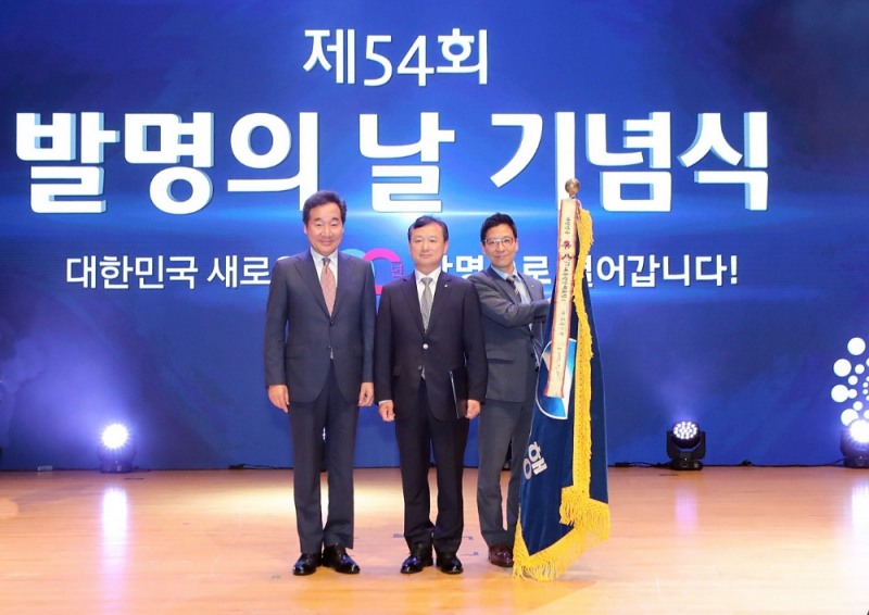 (왼쪽부터) 이낙연 국무총리, 조수형 우리은행 소비자브랜드그룹장이 시상식 후 기념촬영을 하고 있다./사진=우리은행