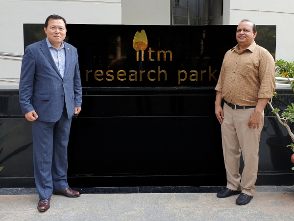 황각규 롯데지주 부회장(사진 왼쪽)이 28일 롯데 인도 R&D 센터(가칭) 부지를 방문했다. 사진=롯데그룹.