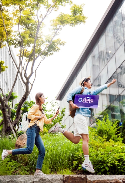 △SK텔레콤 모델들이 0순위여행 2회 참가자 모집을 홍보하고 있다/사진=SK텔레콤