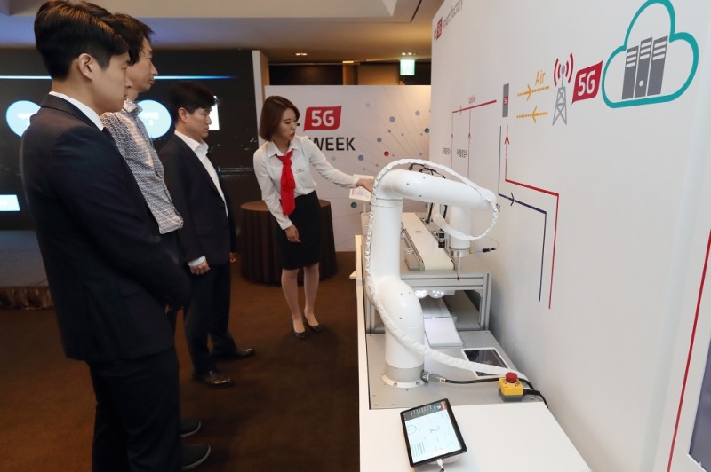 ●KT가 기업고객 초청 5G 설명회에서 자사의 기술을 설명하고 있다/사진=KT