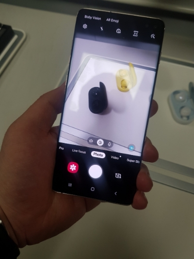 △삼성전자 갤럭시 S10 기기로 갤럭시 버즈를 촬영하는 모습/사진=오승혁 기자