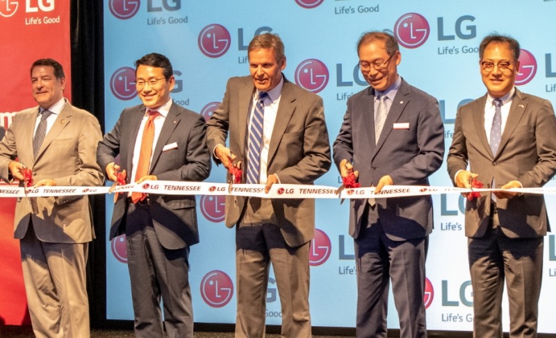 △(왼쪽부터) 마크 그린(Mark Green) 美 연방의회 하원의원, LG전자 북미지역대표 조주완 부사장, 빌 리(Bill Lee) 테네시주 주지사, LG전자 H&A사업본부장 송대현 사장, 김영준 주애틀랜타 총영사가 LG전자 테네시 세탁기공장 준공식에서 테이프 커팅을 하고 있다/사진=LG전자