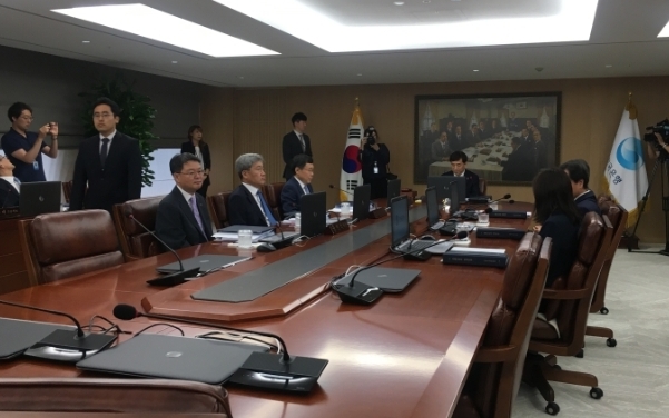 사진=금리결정회의 시작 전 금통위 모습