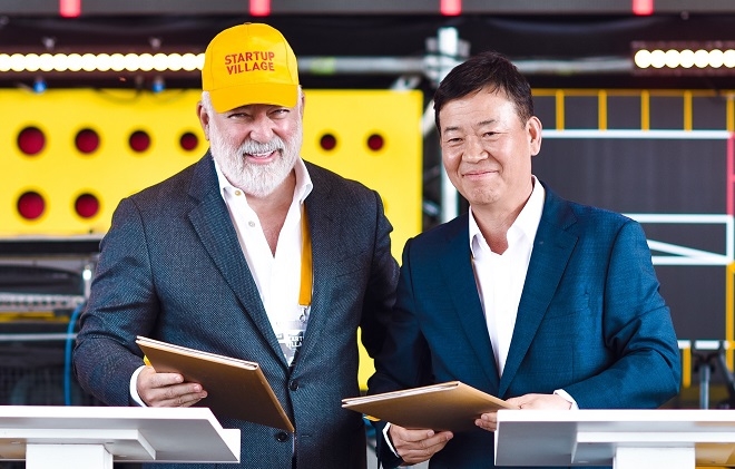 빅토르 벡셀베르크 스콜코보 혁신센터장(왼쪽)과 손경수 현대차 러시아권역장. (사진=현대차)