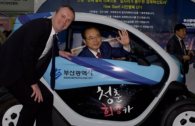 도미닉 시뇨라 르노삼성 사장(왼쪽)과 오거돈 부산시장. (사진=르노삼성)