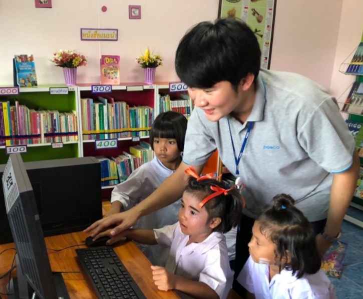 △포스코 사우스 아시아 임직원이 태국에서 어린이들에게 컴퓨터 교육을 진행하고 있다/사진=오승혁 기자(자료 편집)