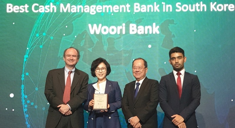 정종숙 우리은행 부행장보가 아시안뱅커 주최로 태국 방콕에서 열린 ‘The Asian Banker Transaction Awards’에서 관계자들과 기념 촬영을 하고 있다./사진=우리은행
