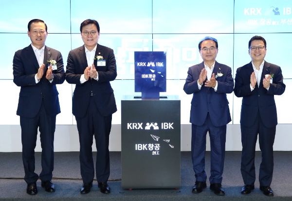 ▲(왼쪽부터)김도진 IBK기업은행장, 최종구 금융위원장, 오거돈 부산광역시장, 정지원 한국거래소 이사장이 31일 열린스타트업기업지원센터 현판식 후 기념촬영을 하고 있다./ 사진=한국거래소