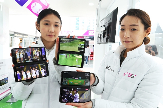 ▲ LG유플러스 모델들이 5G 스마트폰 V50씽큐를 홍보하고 있다.
