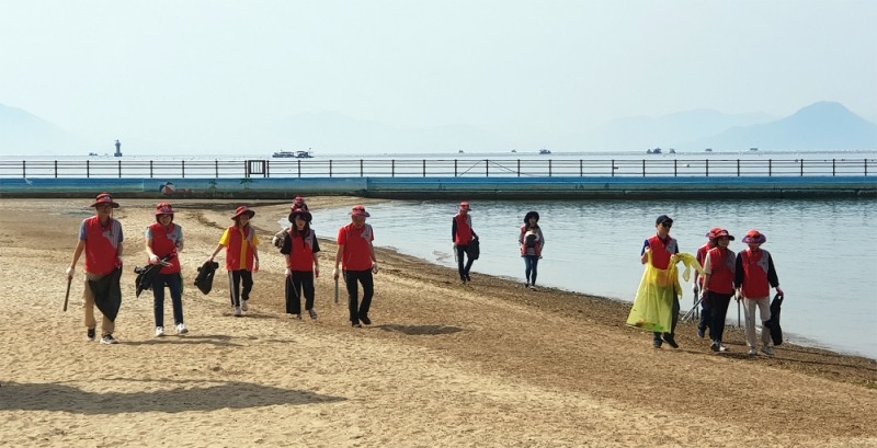 경남은행은 지난 1일 바다의 날을 맞아 경남과 울산지역에서 ‘해수욕장 환경정화 봉사활동’을 진행했다./사진=경남은행