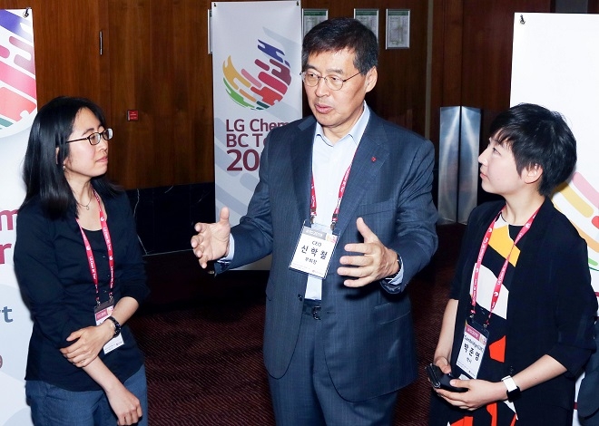 신학철 부회장(가운데)이 독일 프랑크푸르트에서 열린 글로벌 우수인재 채용행사 참석자들과 대화를 나누고 있다. (사진=LG화학)