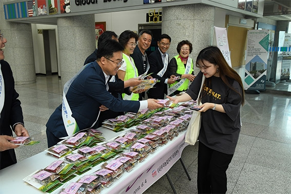 농협중앙회 경기지역본부가 4일 강남대학교에서 우리농산물 소비촉진 캠페인을 실시하고 있다.