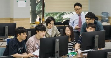 포스코는 인공지능(AI)·빅데이터 분야 취업을 희망하는 대학 졸업생을 대상으로 '청년  AI·빅데이터 아카데미' 7기 교육생을 모집한다고 4일 밝혔다. (사진=포스코)