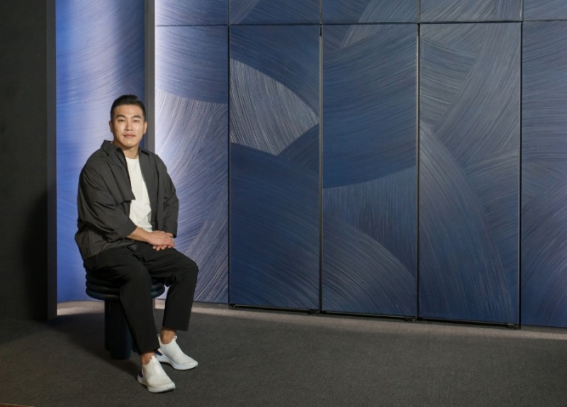 △아티스트 콜라보에 참여한 김종완 작가가 강남구 도산대로에 위치한 삼성디지털프라자 강남본점에서 맞춤형 가전 비스포크 냉장고로 구성한 작품을 소개하고 있다/사진=삼성전자