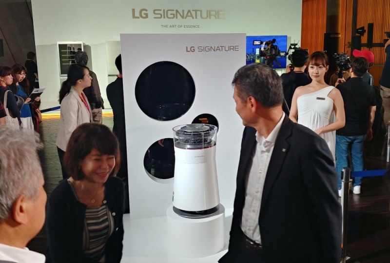 ▲LG 시그니처 일본 런칭 행사 참가자들이 제품을 둘러보고 있다/사진=LG전자
