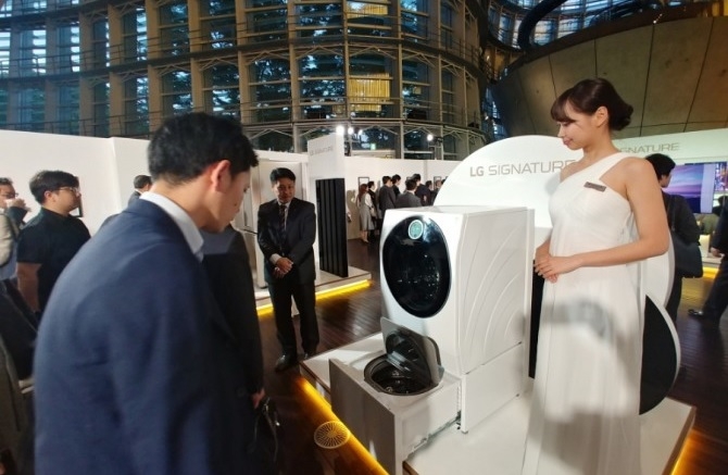 ▲LG전자 시그니처 일본 런칭 행사 관람객들이 다양한 제품을 둘러보고 있다/사진=LG전자