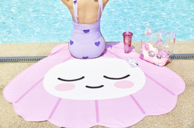 △카카오프렌즈 2019 썸머 에디션 중 쉘 어피치 비치 타월 및 물놀이 용품의 모습/사진=오승혁 기자(자료 편집)