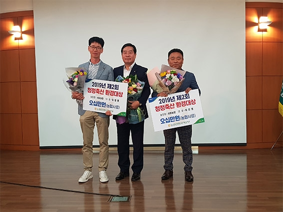 ▲ 농협강원본부는 5일 상반기 '2019년 제2회 청정축산 환경대상'에 선정된 우수농가에게 상장과 각 50만원 상당의 포상을 실시했다. 사진 왼쪽부터 임창용 평창영월정선축협 서로 한우농장 대표, 함용문 농협중앙회 강원지역본부장, 최은영 강릉축협 성원 한우농장 대표/사진제공=강원 농협