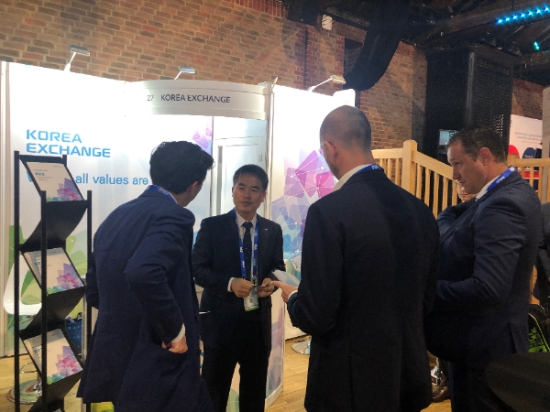 ▲박찬수 한국거래소 글로벌파생시장부 부장(왼쪽에서 두번째)이 글로벌 투자자들에게 한국 파생상품 시장을 소개하고 있다./ 사진=한국거래소