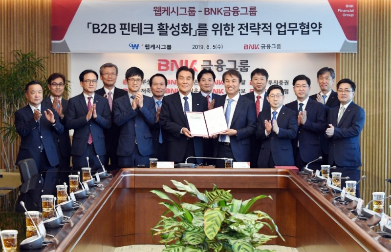(왼쪽에서 네번째부터) BNK금융그룹 김지완 회장, 웹케시그룹 석창규 회장이 협약식 후 기념촬영을 하고 있다./사진=BNK금융그룹