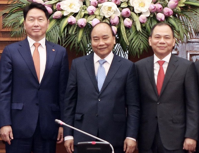 (왼쪽부터) 최태원 SK그룹 회장, 응웬 쑤언 푹 베트남 총리, 팜 녓 브엉 빈그룹 회장. (사진=SK그룹)