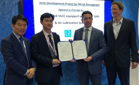 노르웨이 현지시간 6일, 오슬로에서 열린 '노르쉬핑 2019'에서 장해기 삼성중공업 조선시추기술영업팀장(사진 왼쪽에서 2번째)과 닉 브라운(Nick Brown) 영국 로이드 조선해양부문 대표가(왼쪽에서 3번째) LNG Fuelled VLCC에 대한 선급 인증 수여를 하고있다.(사진=삼성중공업)