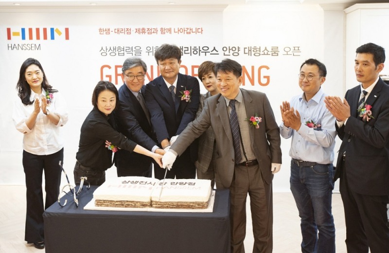 5일 한샘리하우스 안양 대형쇼룸 오픈식에서 한샘 대리점 대표들과 한샘 이영식 사장(왼쪽에서 세번째), 안흥국 부사장(왼쪽에서 여섯번째)이 기념촬영을 하고 있다. /사진제공=한샘