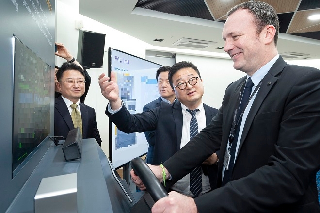 ‘르노 오픈 이노베이션 랩 코리아’에서 도미닉 시뇨라 사장(오른쪽)이 개발 중인 신기술을 시연해보고 있다. (사진=르노삼성차)