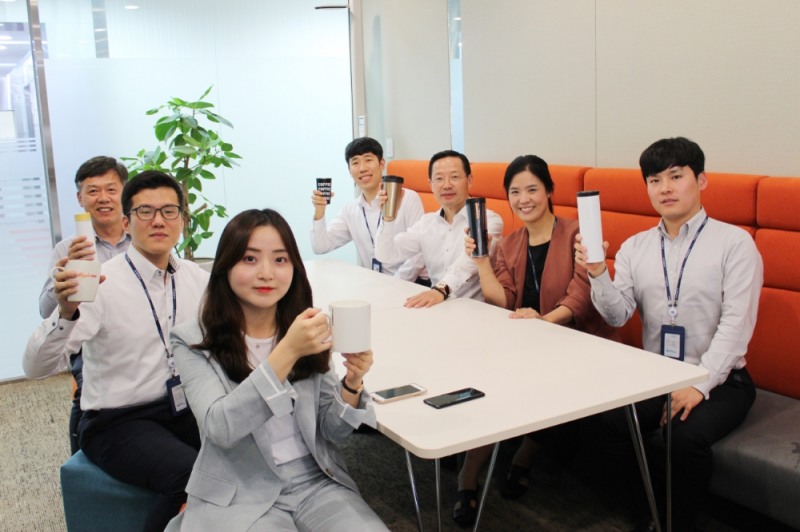 △장주성 IBK연금보험 대표이사와 직원들이 플라스틱 챌린지에 동참하고 있다. / 사진=IBK연금보험