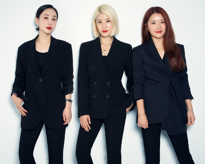 신한카드는 '신한카드 워라밸 클래스' 뷰티 레슨 프로그램을 7월 4일 제주 히든 클리프 호텔 & 네이쳐에서 진행한다고 10일 밝혔다. 여름 휴가를 위한 바캉스룩을 주제로 진행되는 이번 뷰티 레슨은 3명의 아티스트로 이뤄진 스타일링 팀 ‘서옥정’(오른쪽부터 서옥, 서수경, 박정은)이 강사로 참여할 예정이다. / 사진 = 신한카