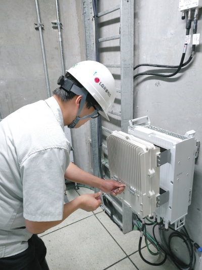 △LG유플러스 직원이 강변 테크노마트에서 인빌딩 장비를 점검하고 있는 모습/사진=LG유플러스