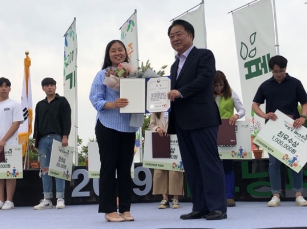 롯데건설 한효주 책임(사진 왼쪽)이  2019 청주 가드닝 페스티벌에서 대상(산림청장상)을 받았다. 사진=롯데건설.