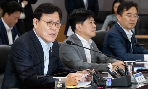 최종구 금융위원장이 11일 서울 종로구 정부서울청사 금융위원회에서 열린 '금융그룹 최고경영자(CEO)·전문가 간담회'에서 모두발언을 하고 있다. / 사진= 금융위원회