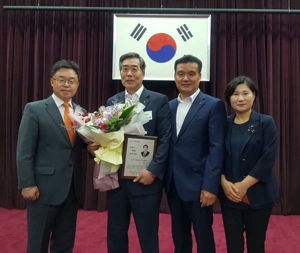 ▲ 김호영 의왕농협 조합장<왼쪽서 두 번째>이 11일 농협중앙회 경기지역본부 대강당에서 열린 월례조회에서 ‘농가소득증대 우수 조합장 상’을 수상하고 기념사진을 찍고 있다./사진제공=농협중앙회 경기지역본부