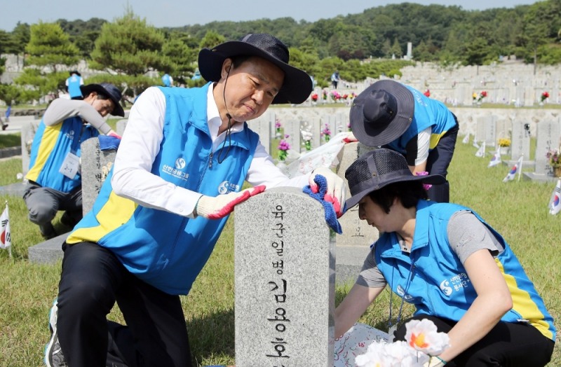 ‘호국보훈의 달’ 6월을 맞아 신한은행이 12일 서울시 동작구 소재 국립서울현충원에서 진행한 봉사활동에서 진옥동 신한은행장(앞줄 왼쪽)과 임직원들이 순국선열들의 묘역을 정비하고 있다. / 사진= 신한은행