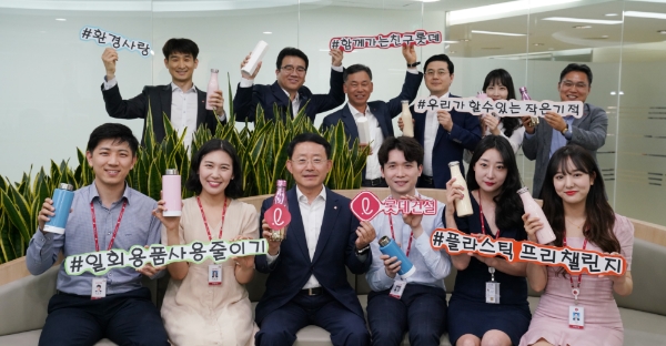 하석주 롯데건설 대표이사 사장(사진 앞줄 왼쪽 3번째)이 12일 임직원들과 플라스틱 프리 챌린지에 동참했다./사진 제공= 롯데건설.