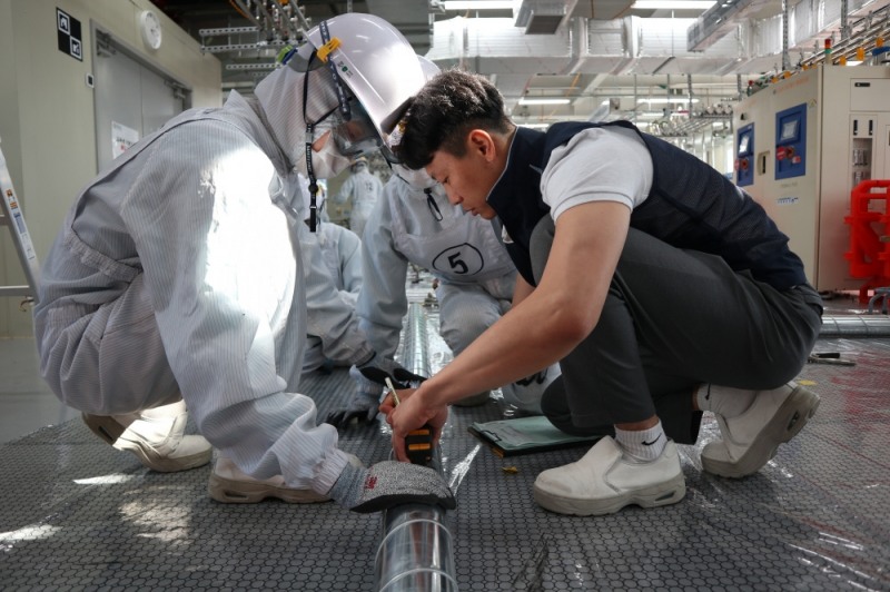 '반도체 정밀 배관 기술 아카데미'에서 교육생들이 실무 교육을 받고 있다. (사진=삼성저나)