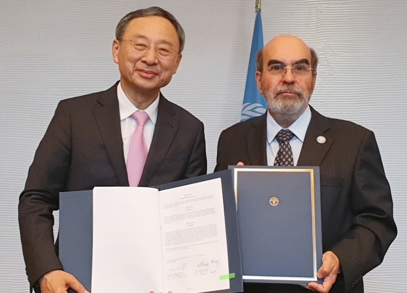 △MOU를 체결한 후 황창규(왼쪽) KT 회장이 호세 그라치아노 FAO 다 실바 사무총장과 기념촬영을 하고 있다/사진=KT